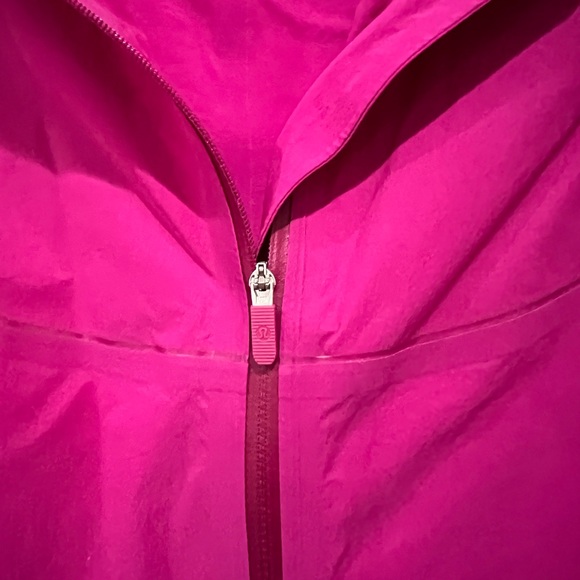 Lululemon Mist Over Windbreaker in excellent condition, size 10 - Picture 4 of 6